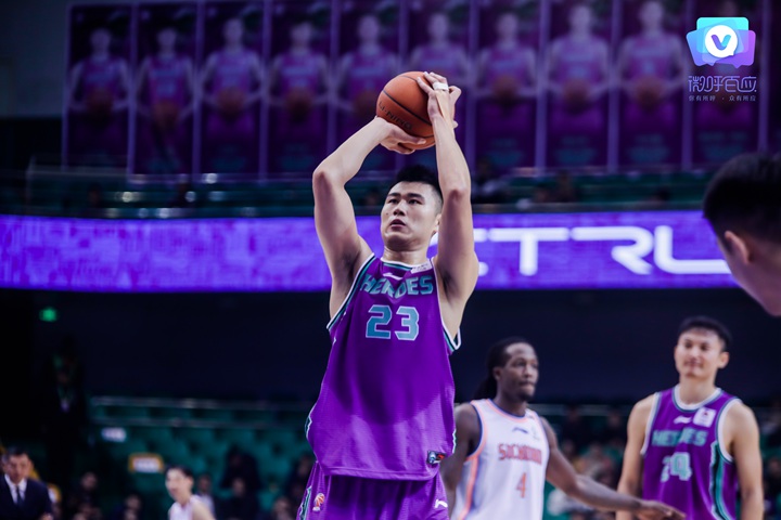 内蒙古男篮主场告捷，荣耀归来