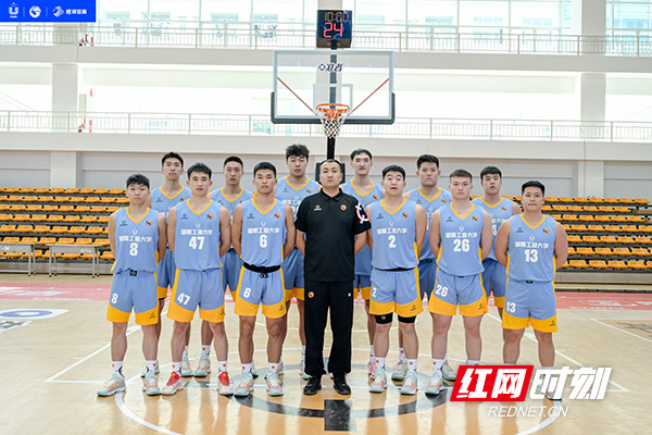 包含广东队员备战对阵湖南卷，期待全队团结拼搏的词条