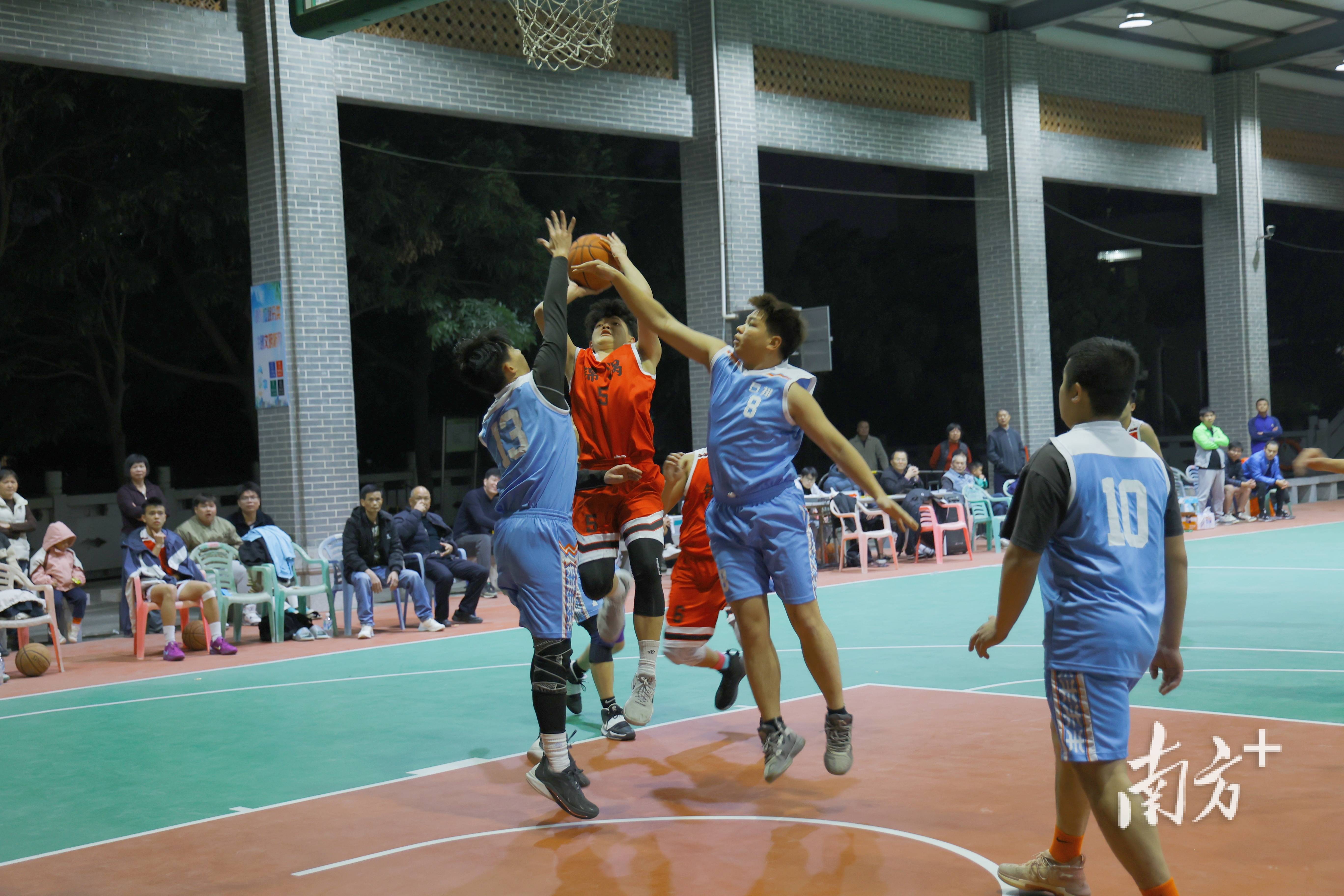 包含中国顶级篮球联赛掀起全民热潮，球迷狂欢不停歇的词条