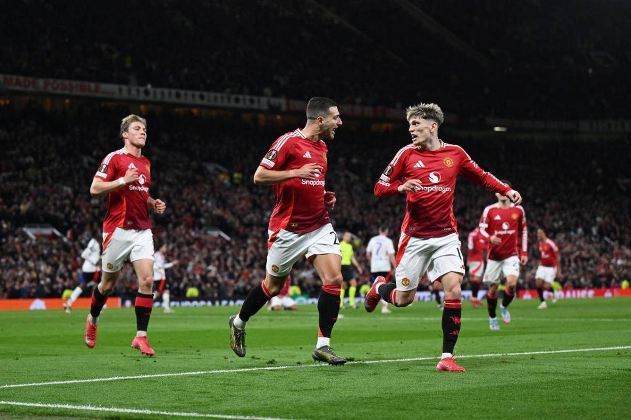 开云体育在线登录-包含曼联前锋梅开二度，助球队逆转比分取胜的词条