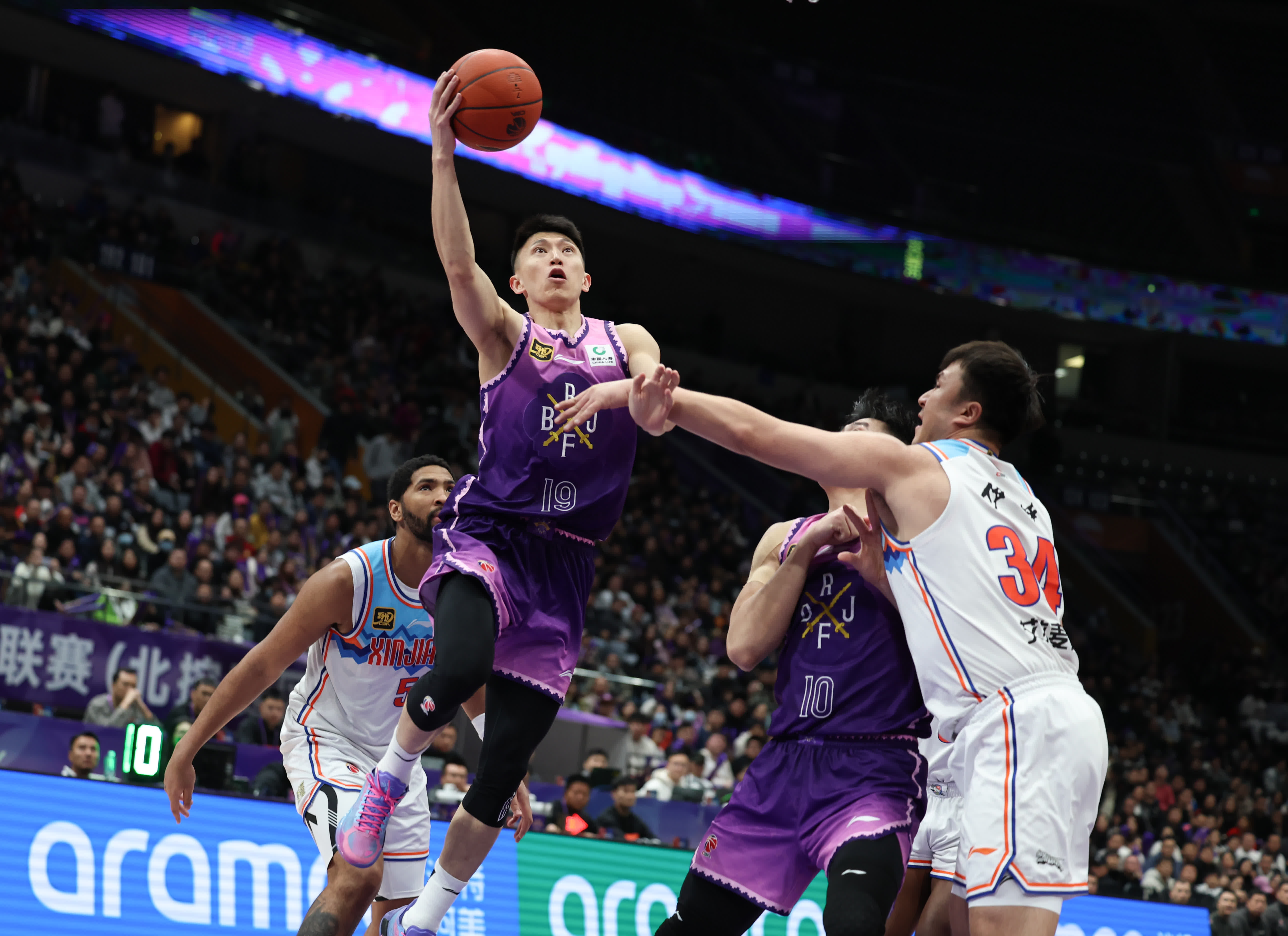 开云体育入口-篮球比赛中球员们展现出了紧张的竞争态势