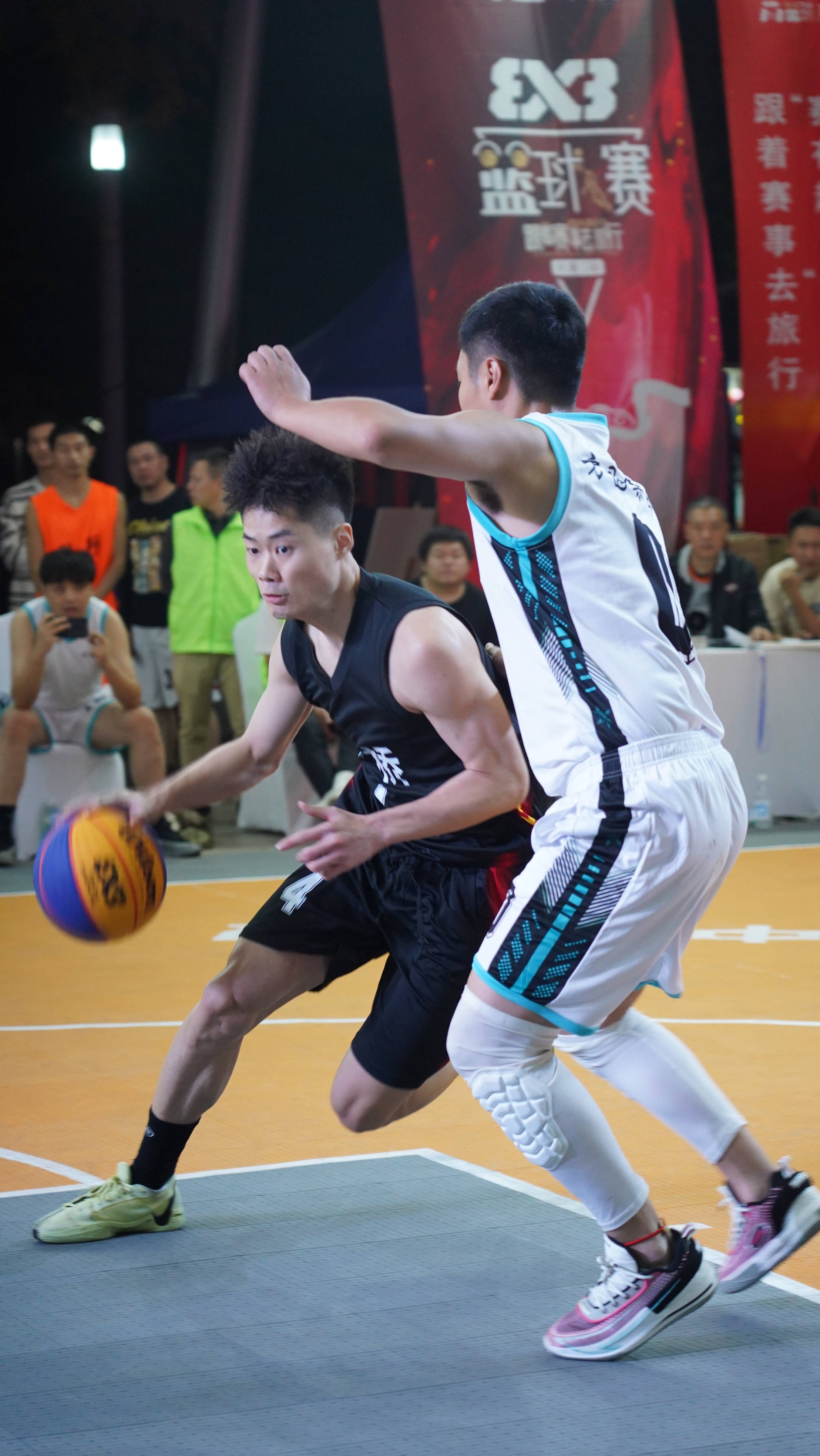 开云体育平台-篮球赛场上呈现激烈竞争，精彩纷呈