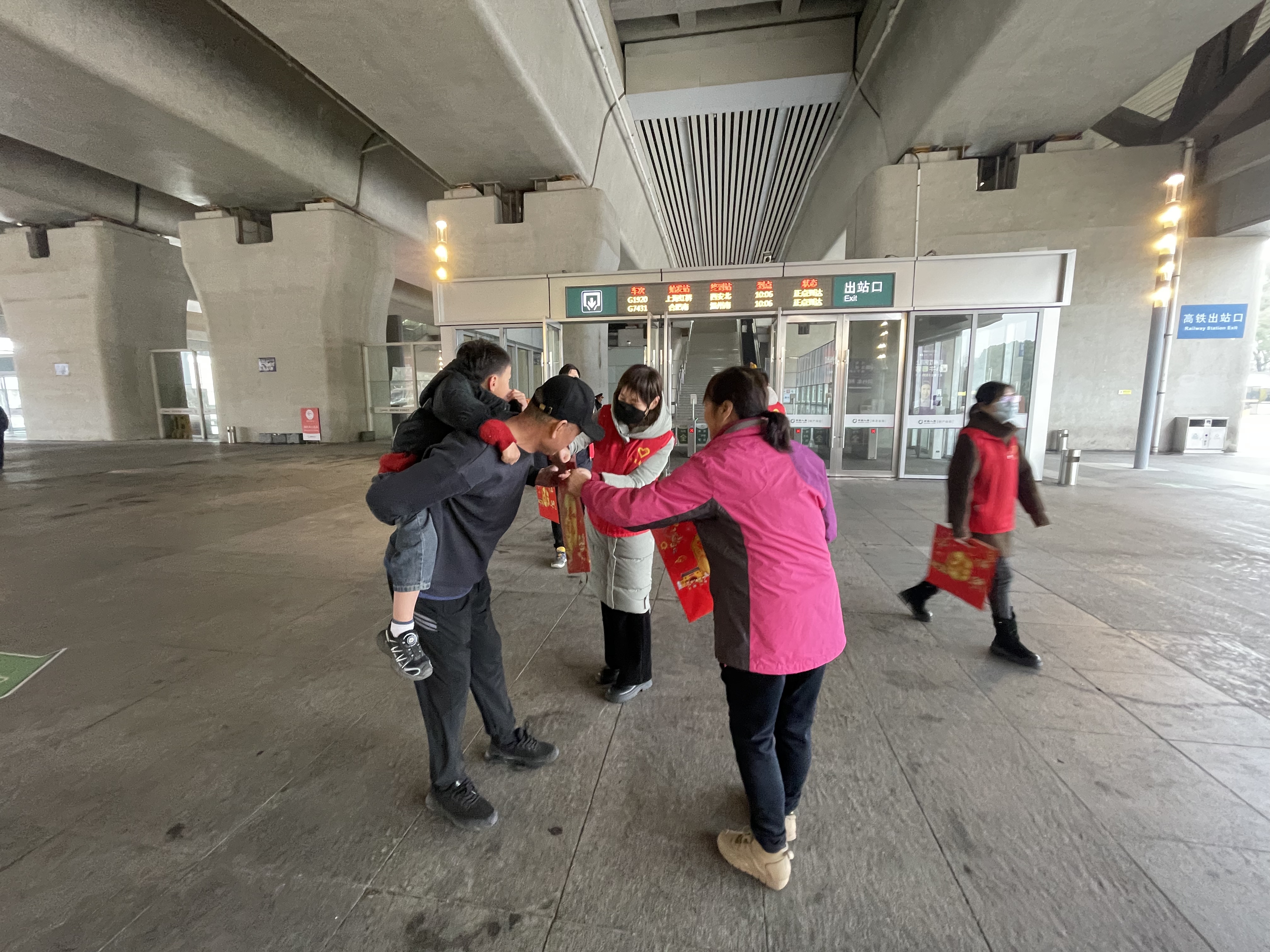 志愿者热情服务，现场秩序井然