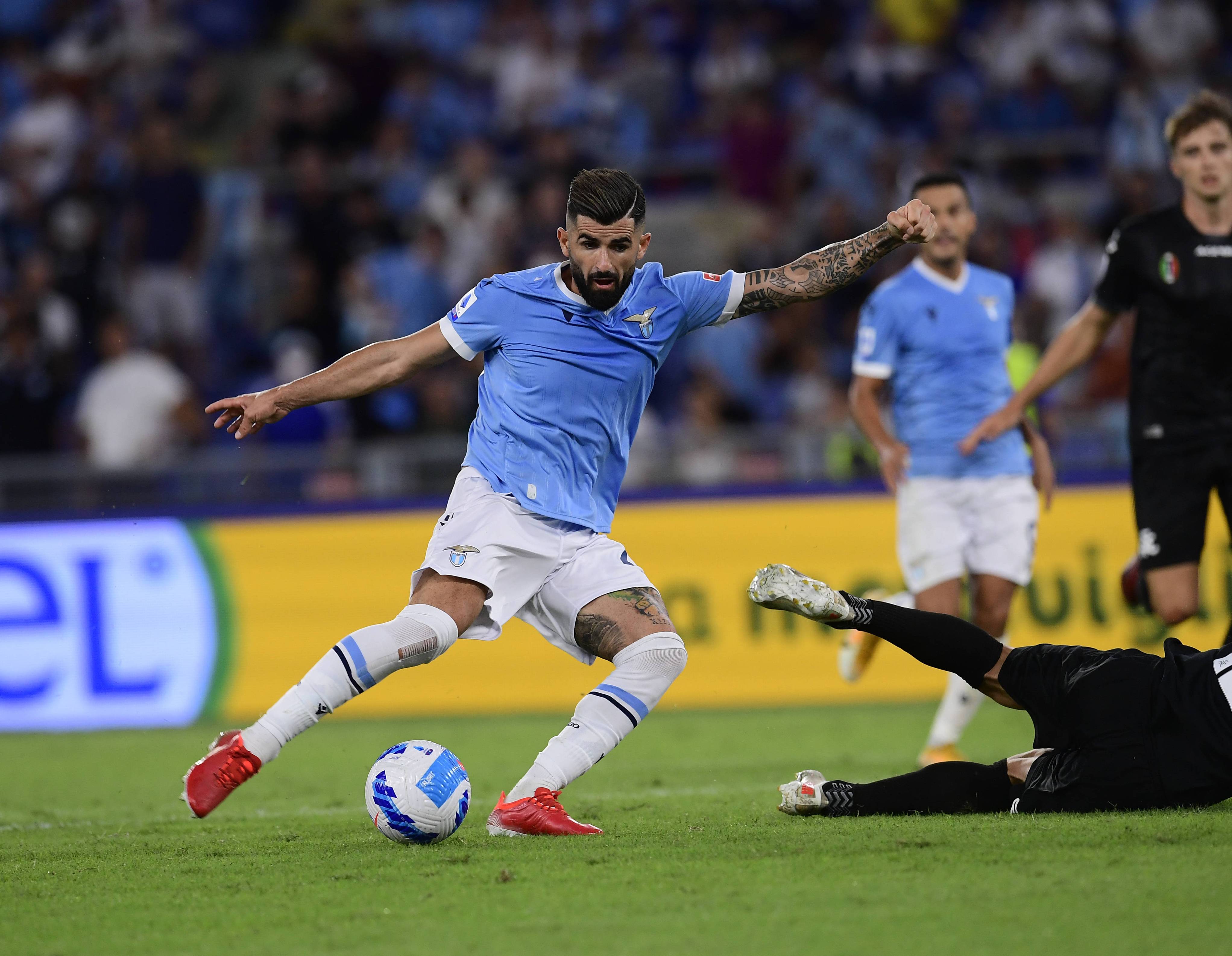 关于拉齐奥客场战胜热那亚，保持领先集团位置的信息