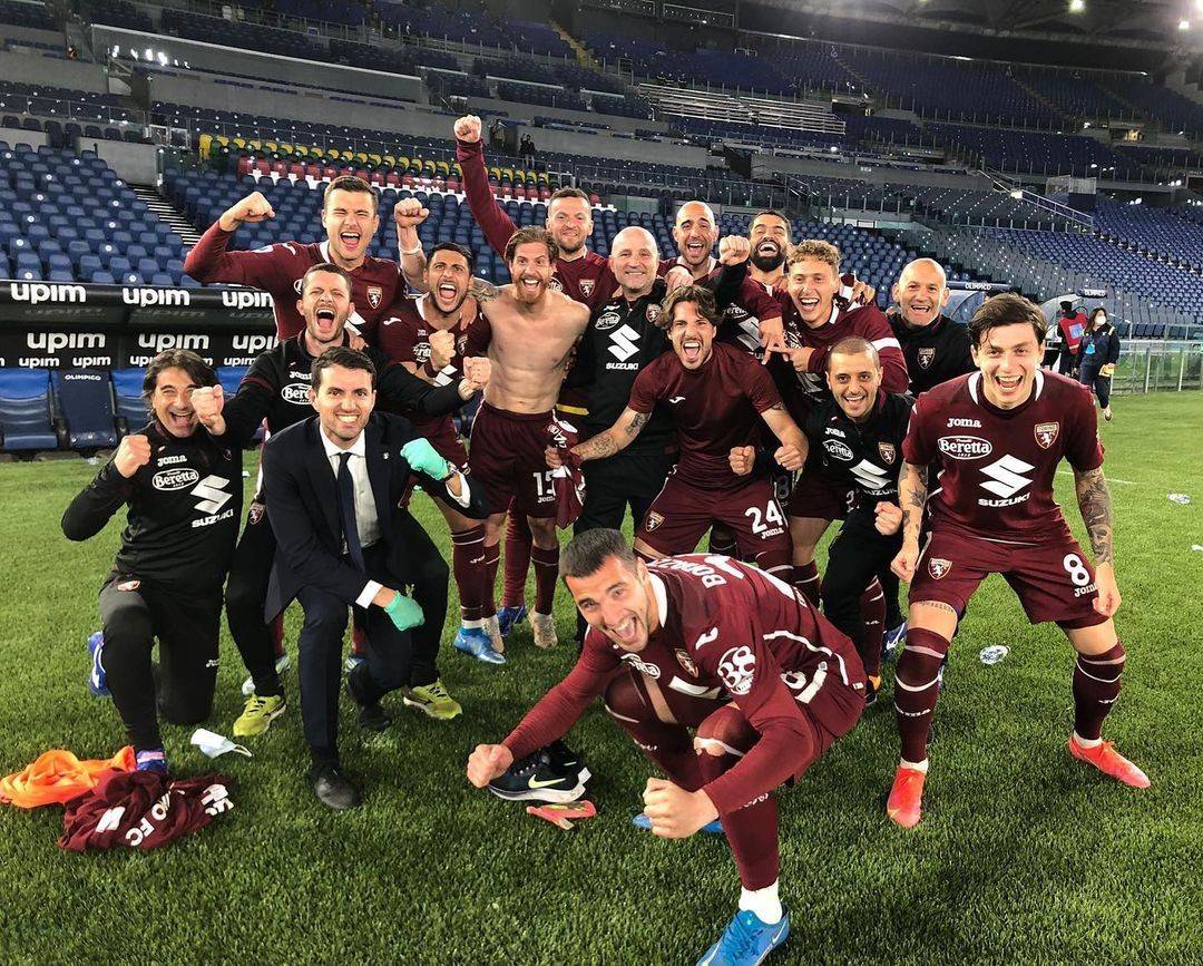 关于足球盛宴精彩纷呈，球迷欢呼雀跃的信息