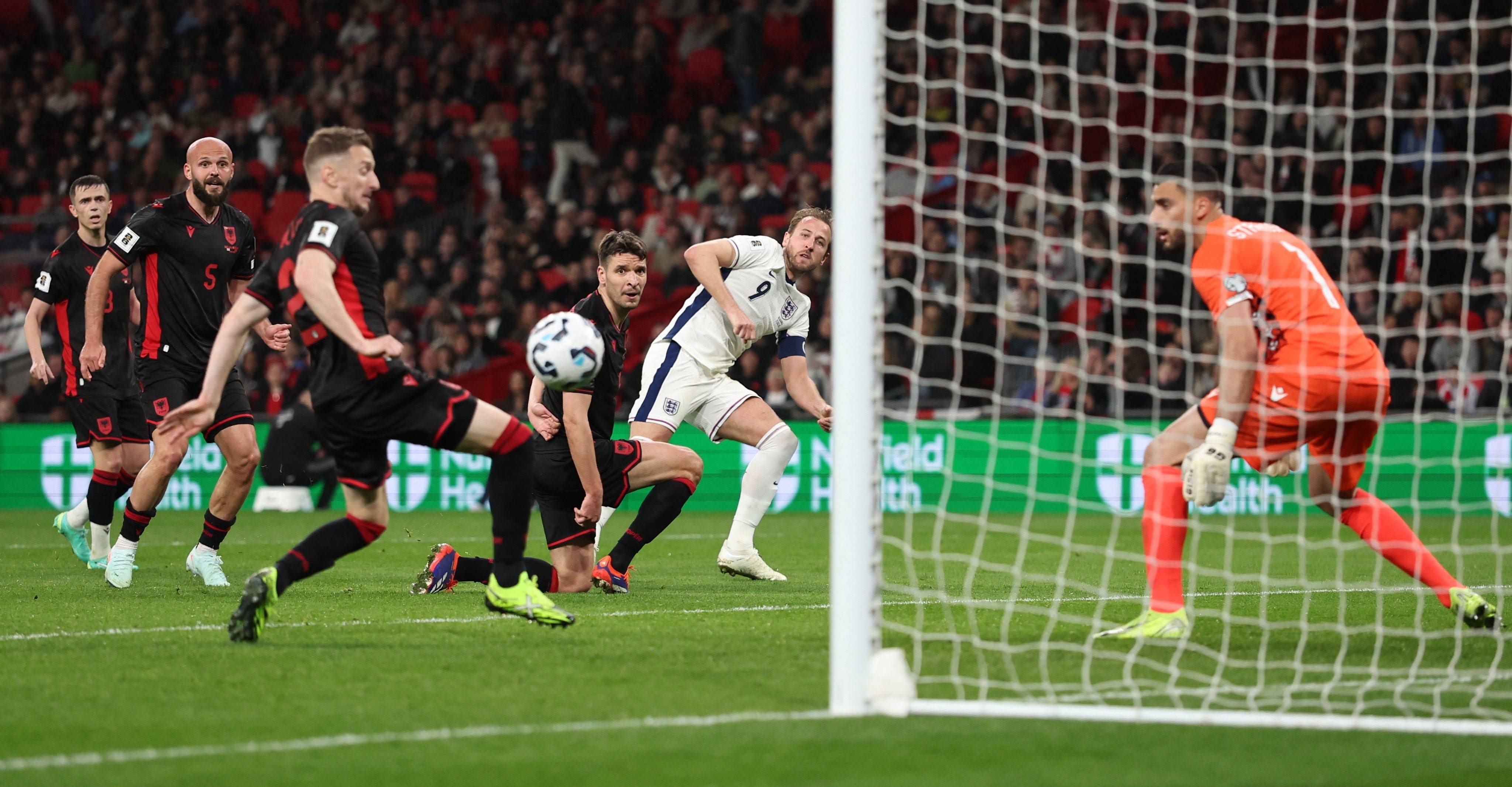 英格兰险胜匈牙利，淘汰赛名额稳固