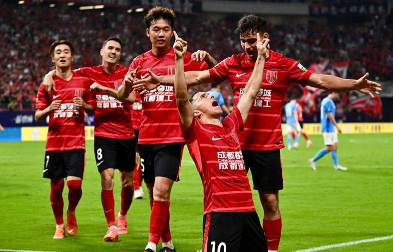 精彩对攻，球员们奋力拼搏争取胜利的简单介绍