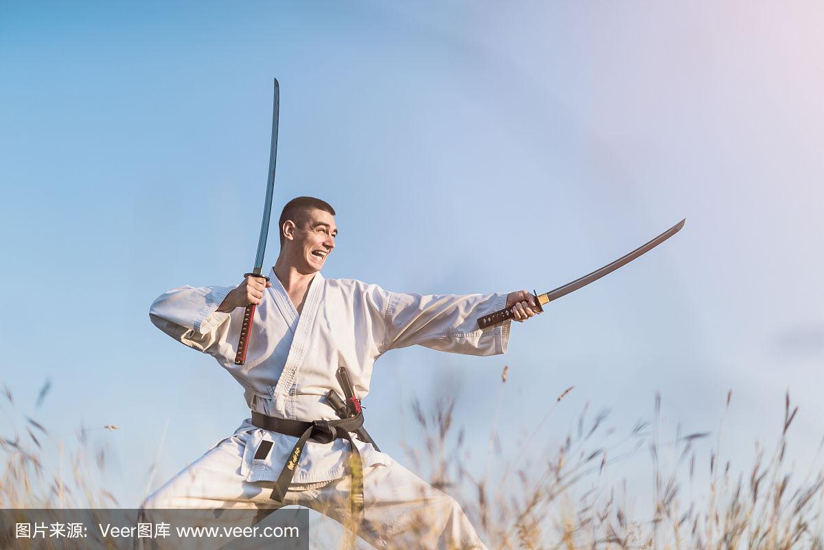 开云体育入口-武士对决：球场上的对决犹如武林高手较量