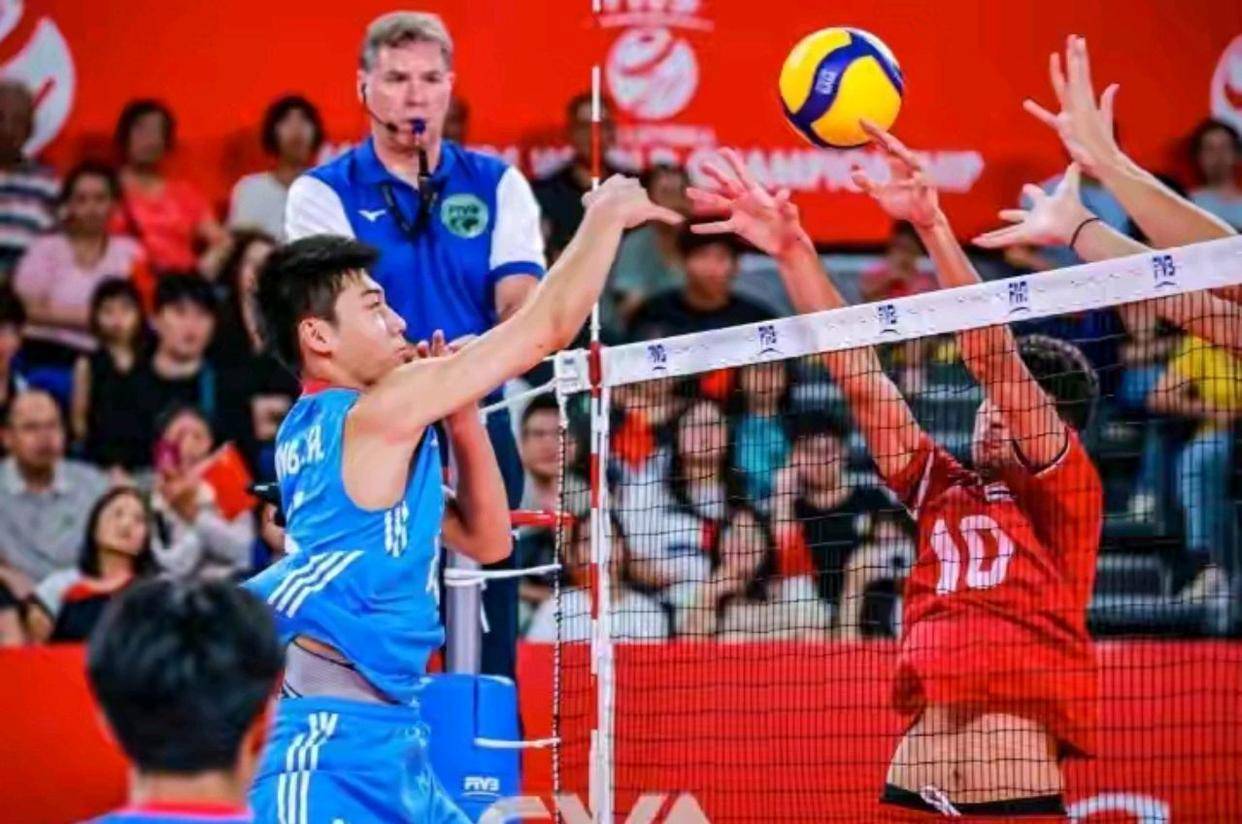 比赛中发生激烈对抗，球员体现出顽强拼搏精神