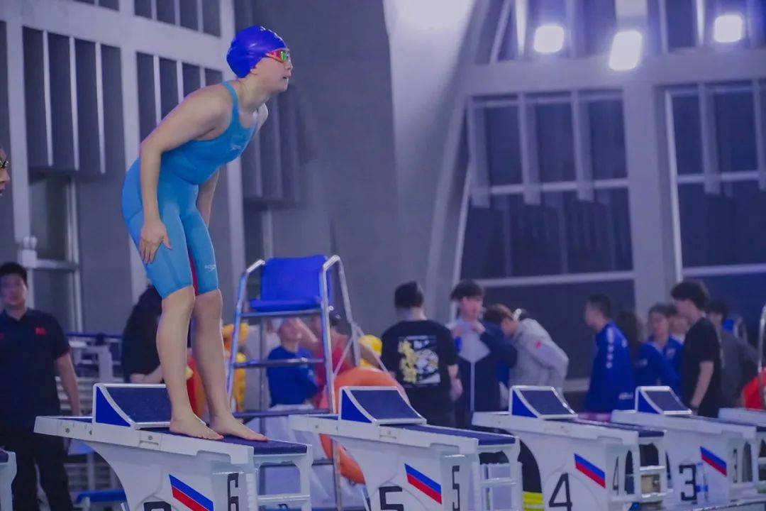 游泳比赛水花四溅，瑞士选手夺得铜牌的简单介绍